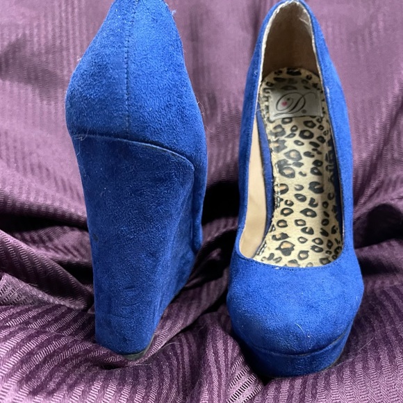 ➡️ BOGO ⬅️ 💙 DOLLHOUSE Vivid Blue Suede closed toe Wedges/ Used - Picture 3 of 7